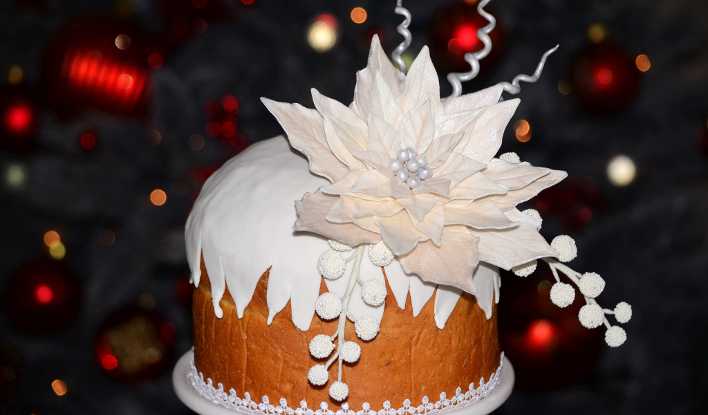 Аппетитный торт с красивым белым цветком