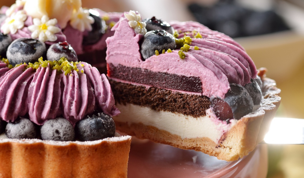 Аппетитный торт с черникой и кремом