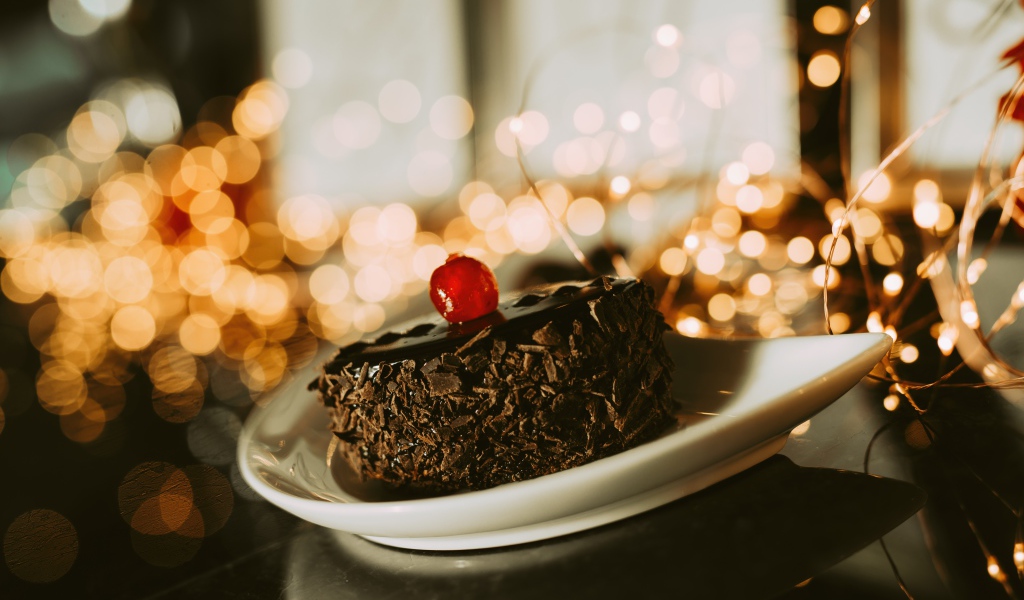 Аппетитное пирожное с шоколадом и вишней