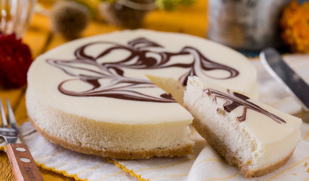 Аппетитный торт с шоколадным рисунком стоит на столе