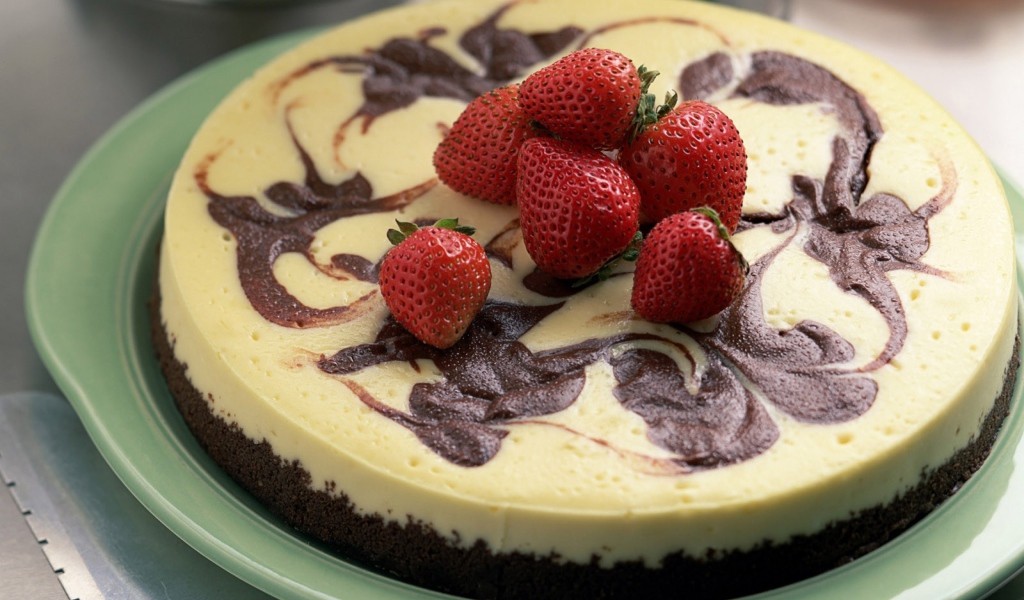 Аппетитный торт со свежими ягодами клубники