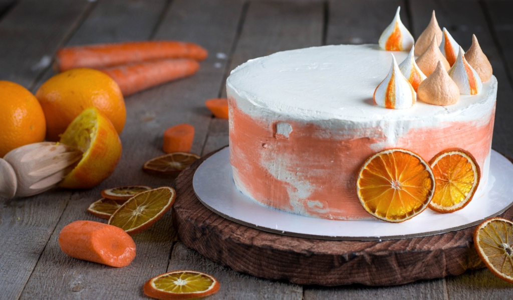 Аппетитные торт с апельсинами на столе
