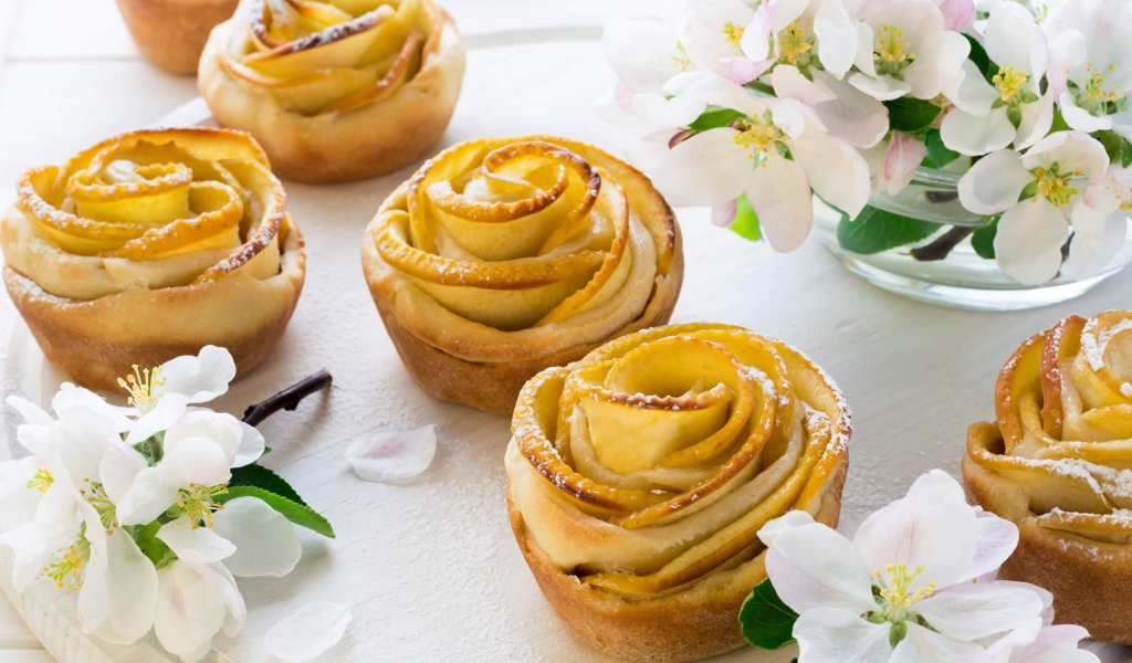 Аппетитные пирожные розочки с яблоками