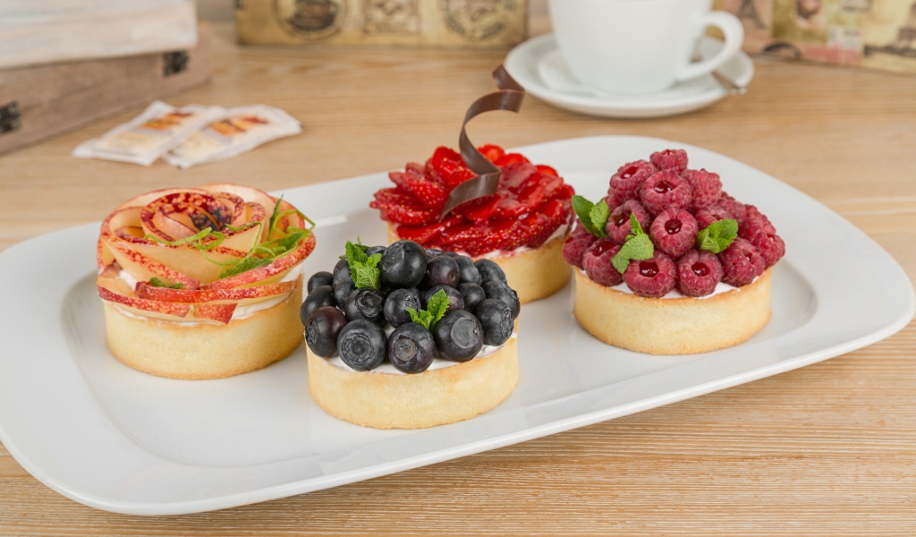 Аппетитные пирожные с ягодами на десерт