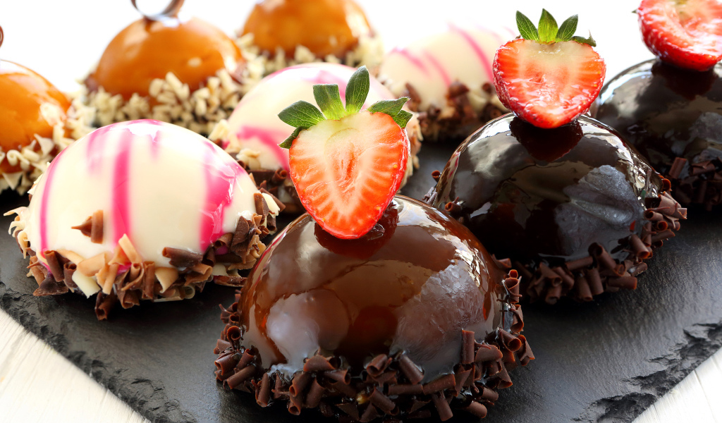 Аппетитные пирожные с шоколадом и клубникой