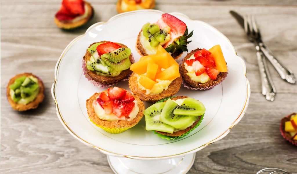 Аппетитные пирожные с фруктами