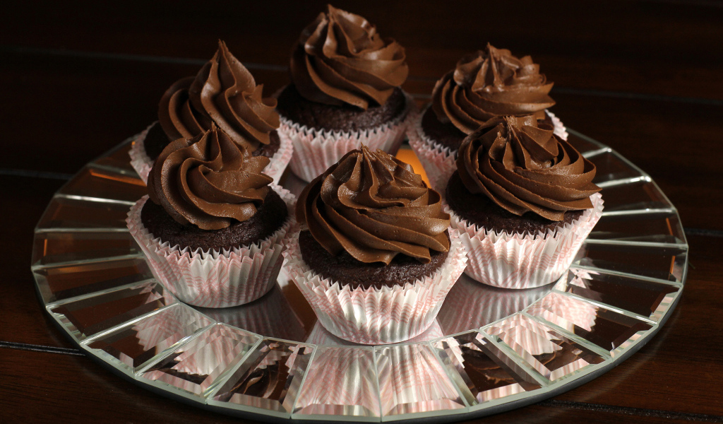 Аппетитные шоколадные капкейки на блюде 
