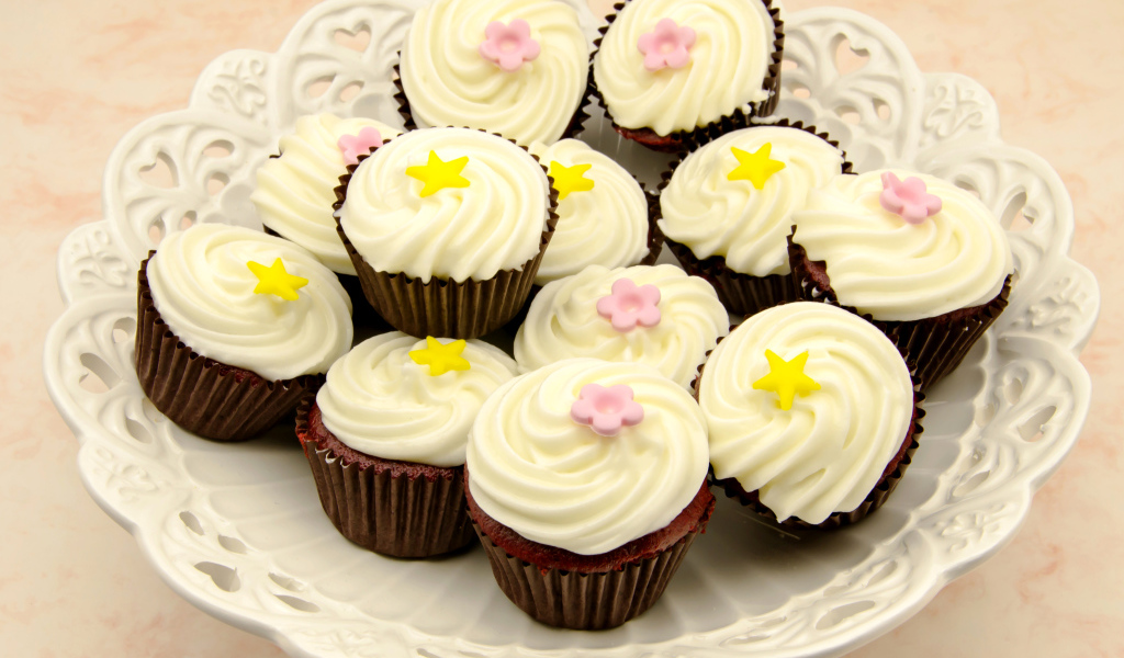 Аппетитные шоколадные капкейки с ванильным кремом