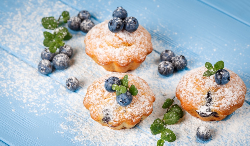 Аппетитные кексы с сахарной пудрой и ягодами черники