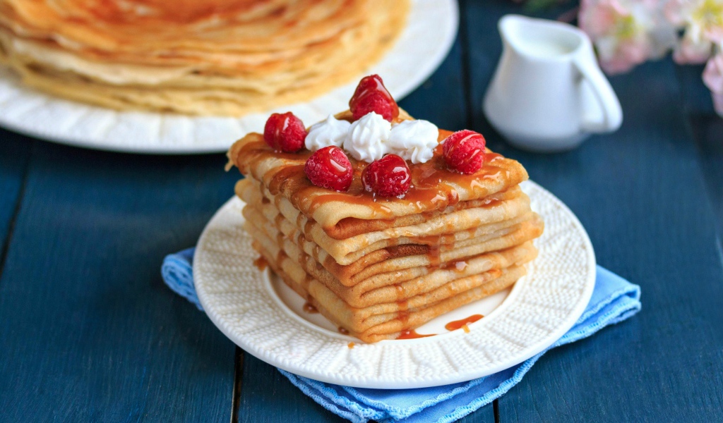 Аппетитные тонкие блинчики с ягодами малины и сиропом