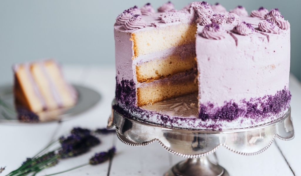 Аппетитный праздничный торт сиреневого цвета