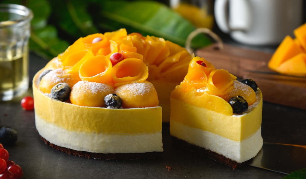 Аппетитный праздничный торт с персиками