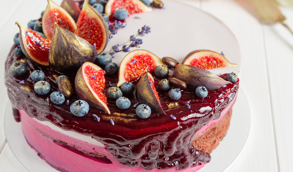 Аппетитный фруктовый торт с инжиром и черникой