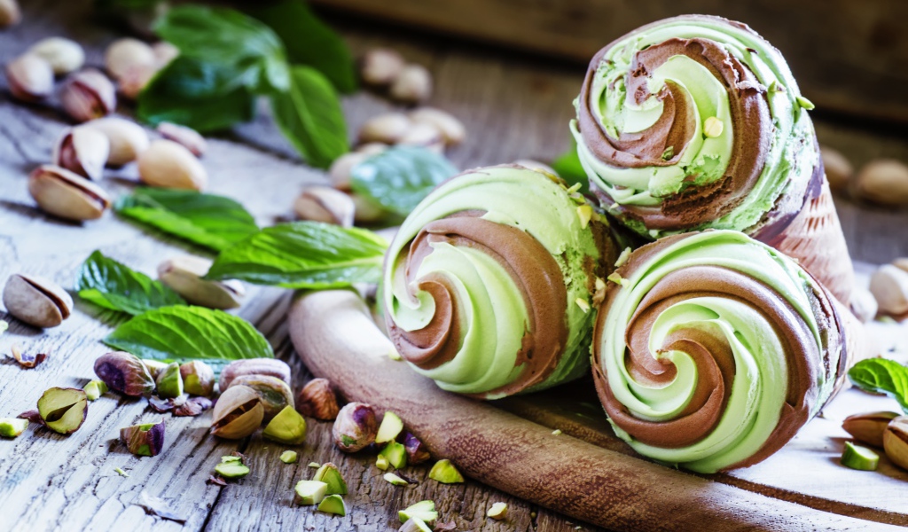 Аппетитное мятно - фисташковое мороженое 