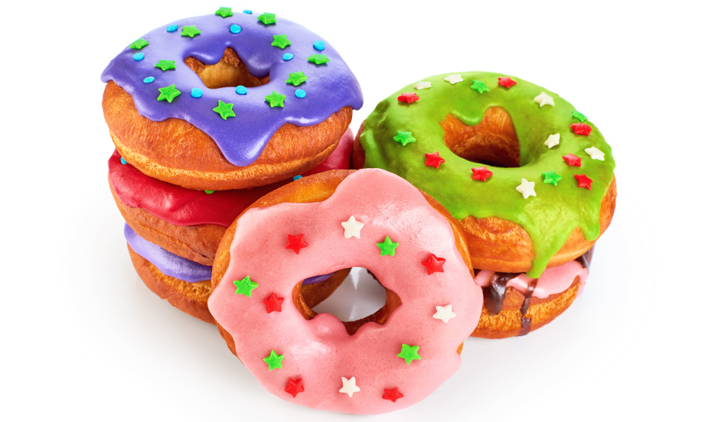 Аппетитные разноцветные пончики на белом фоне