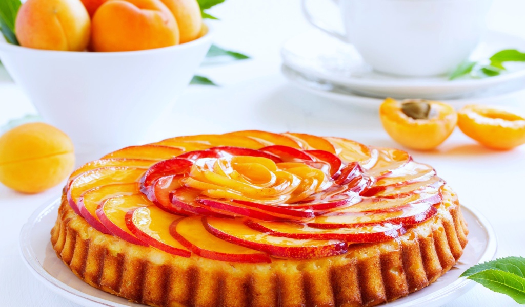 Аппетитный пирог из нектаринов на столе