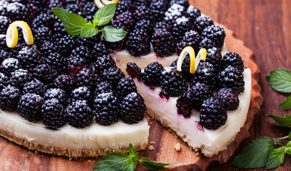 Аппетитный пирог со свежей ежевикой 