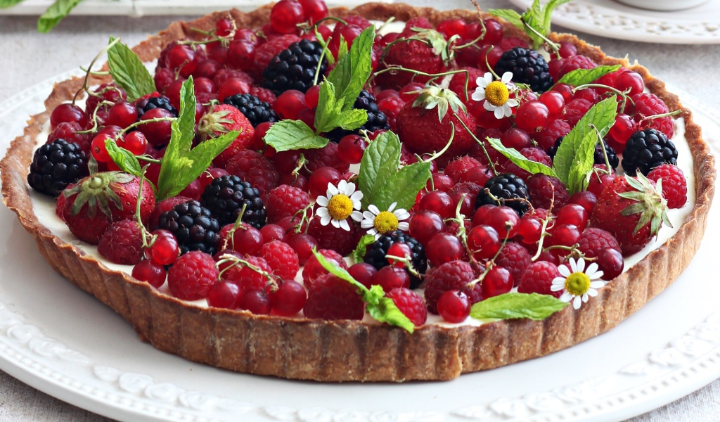 Аппетитный пирог со свежими ягодами малины, смородины, ежевики и клубники 