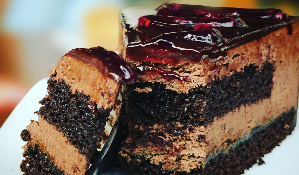 Аппетитный кусок торта с джемом