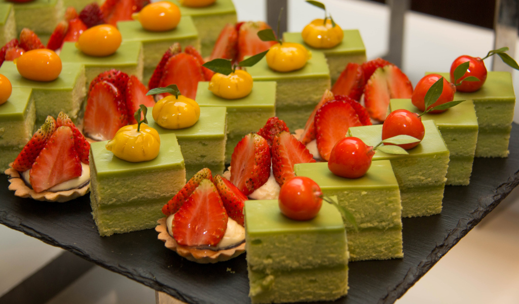 Аппетитные сладкие пирожные с вишней и клубникой