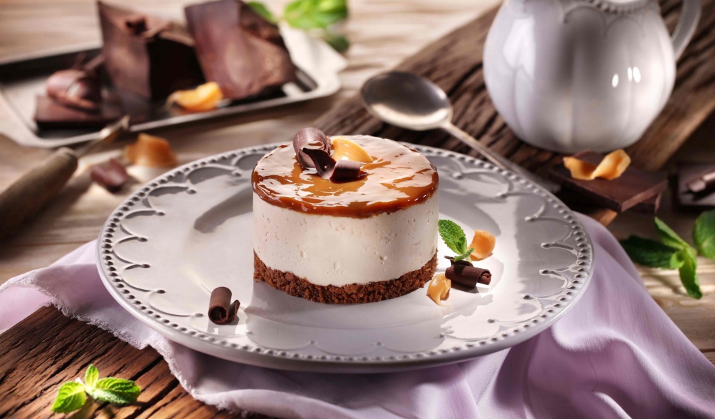 Аппетитный сладкий десерт с карамелью 