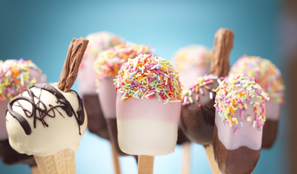 Аппетитное сладкое мороженое на палочке