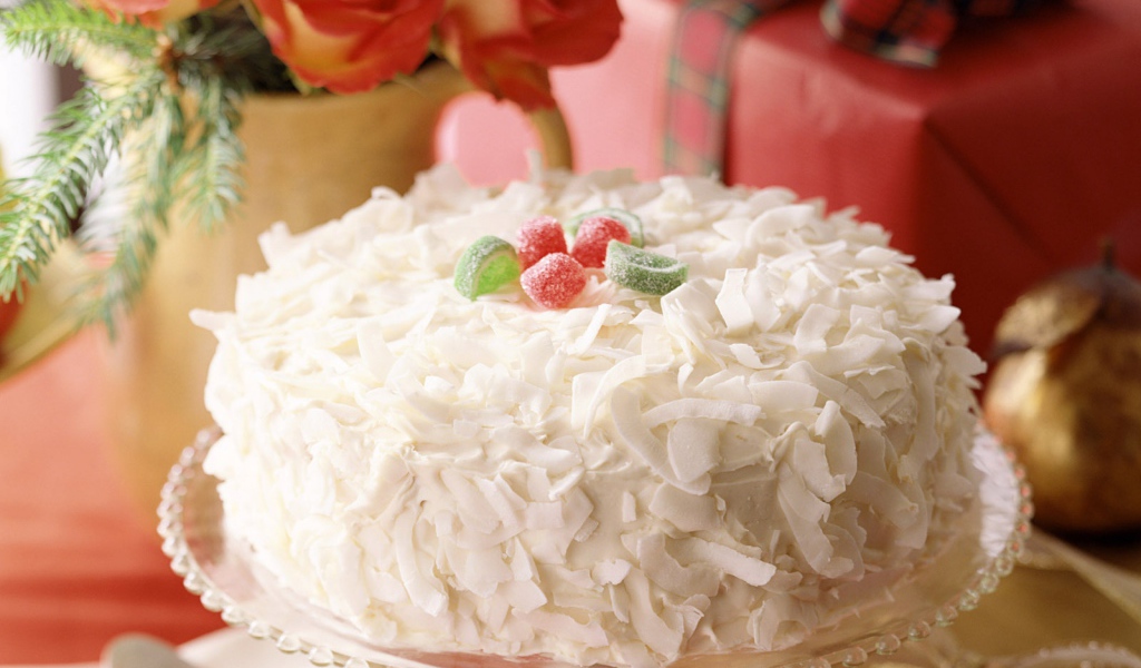 Аппетитный белый торт с мармеладом и стружкой