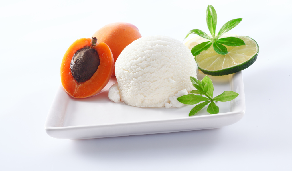 Шарик сливочного мороженого с абрикосами и лаймом