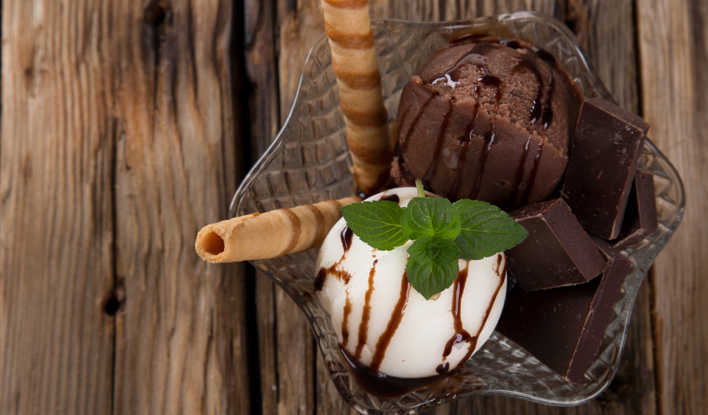 Шарики шоколадного и сливочного мороженого с трубочками