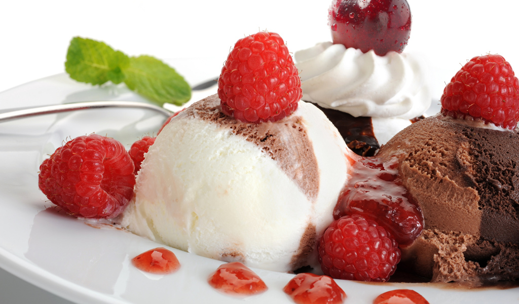 Шарики шоколадного и ванильного мороженого с ягодами малины и вишни