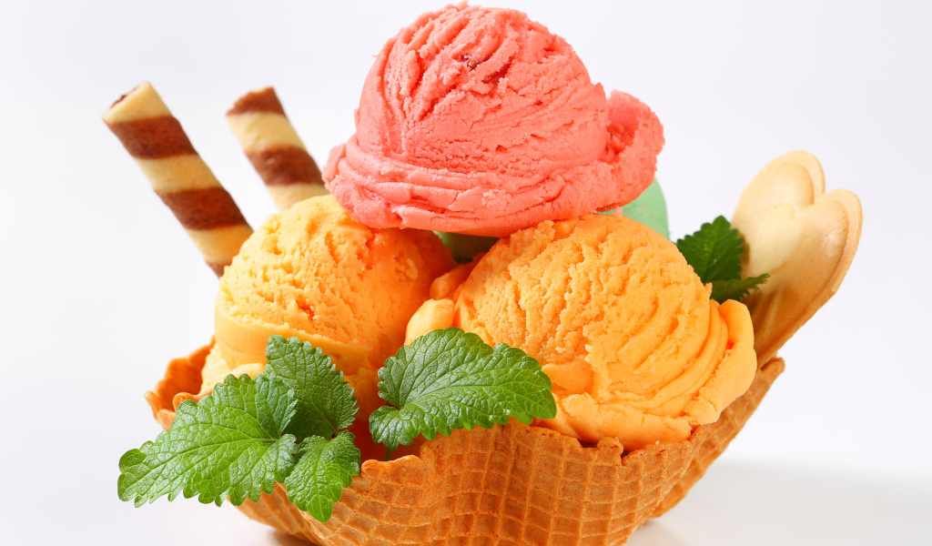 Шарики персикового и малинового мороженого в вафельной корзинке