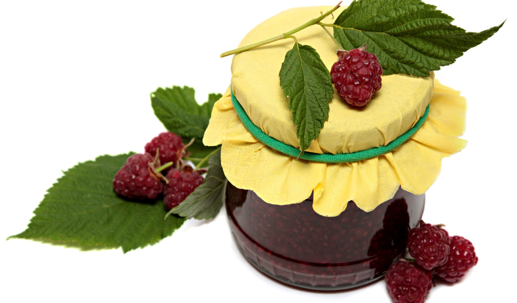 Банка малинового джема со свежей малиной на белом фоне