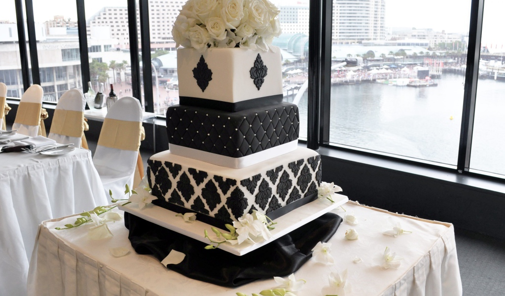 Красивый большой черно-белый свадебный торт