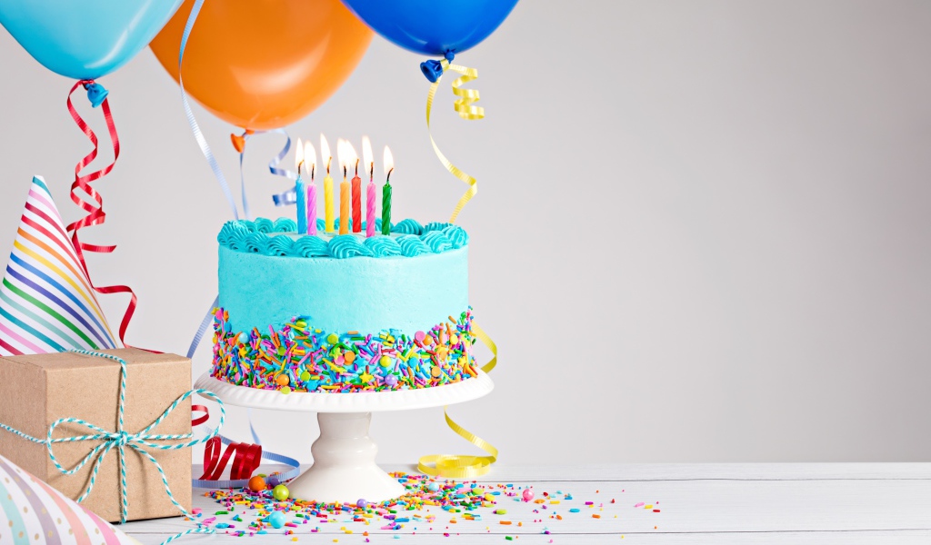 Красивый торт на день рождения с воздушными шарами и подарком