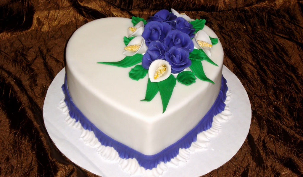 Красивый торт в форме сердца украшен цветами