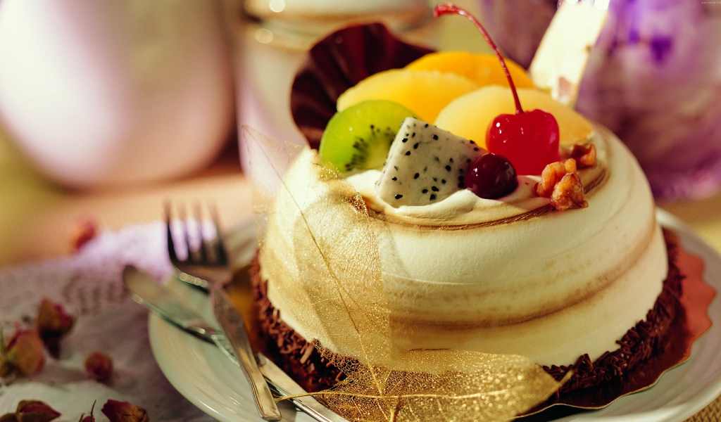 Красивый торт с шоколадом и фруктами