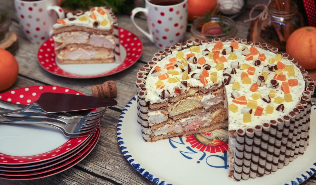 Красивый зефирный торт на праздничном столе 