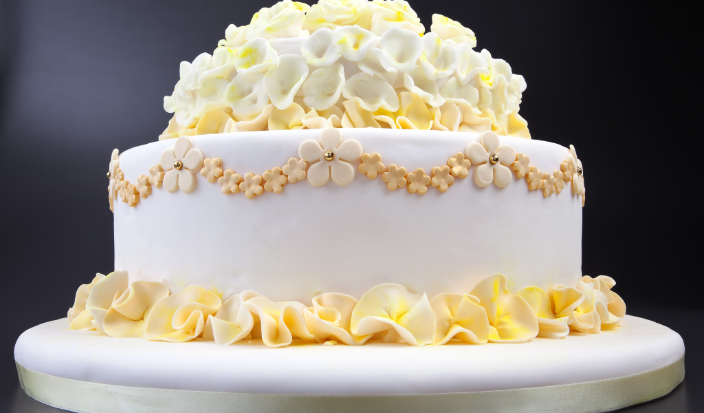 Красивый белый свадебный торт