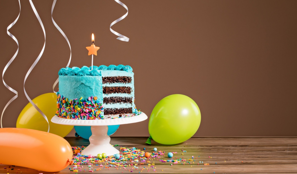 Торт на день рождения с одной свечкой и воздушными шарами