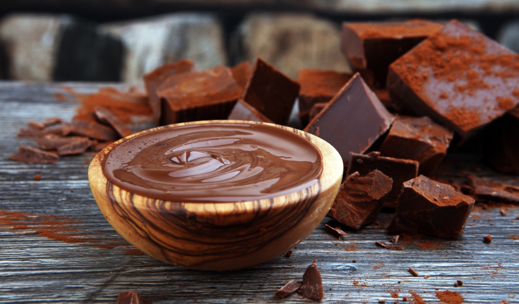 Черный шоколад с шоколадной пастой на столе
