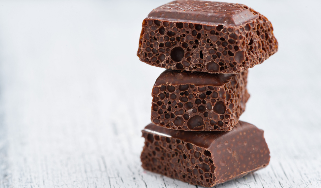 Черный пористый шоколад крупным планом