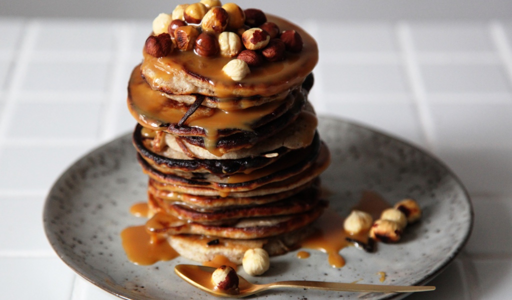 Гречневые оладьи с лесными орехами и сиропом