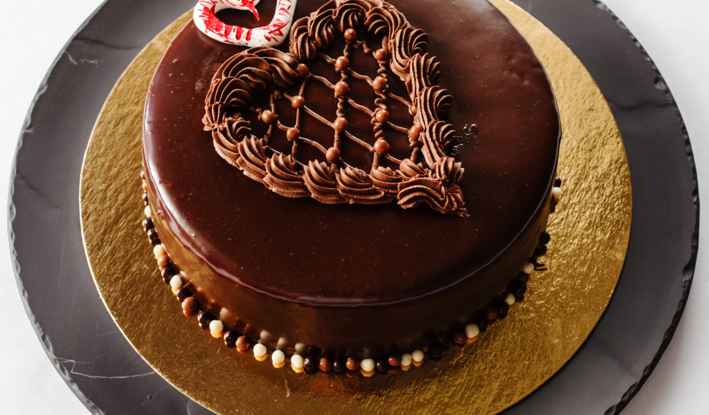 Торт с черным шоколадом и кремом 