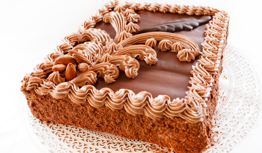 Торт с масляным кремом и миндальными орехами