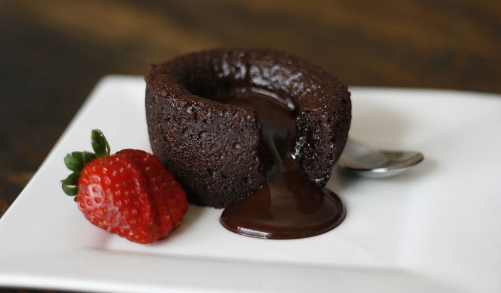 Пирожное с шоколадом и свежей клубникой