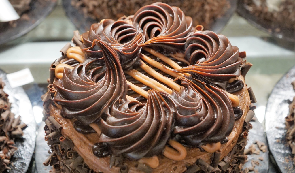 Пирожное с шоколадным кремом и стружкой