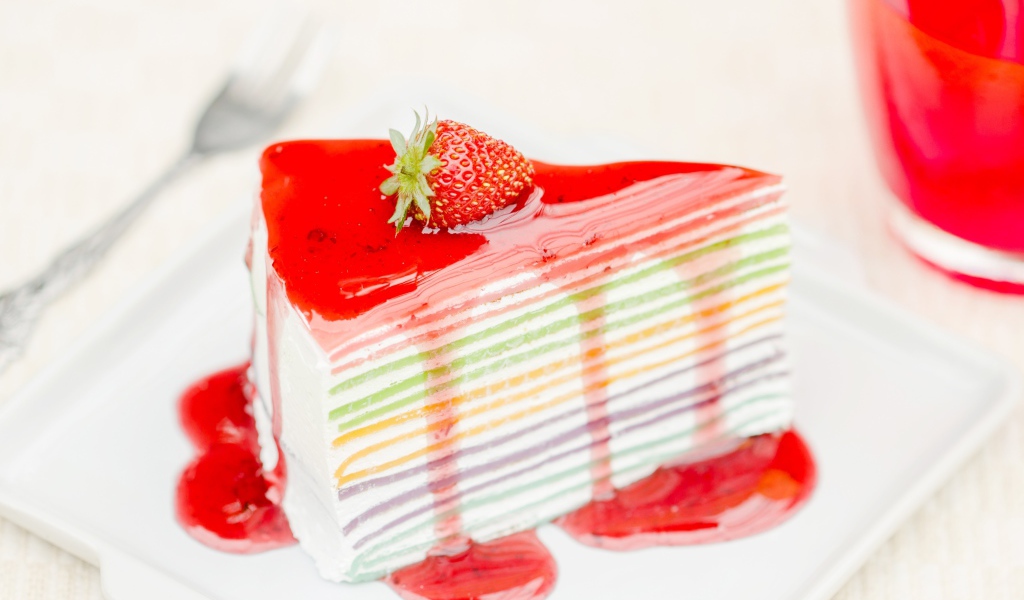 Торт с разноцветными коржами и клубничным джемом