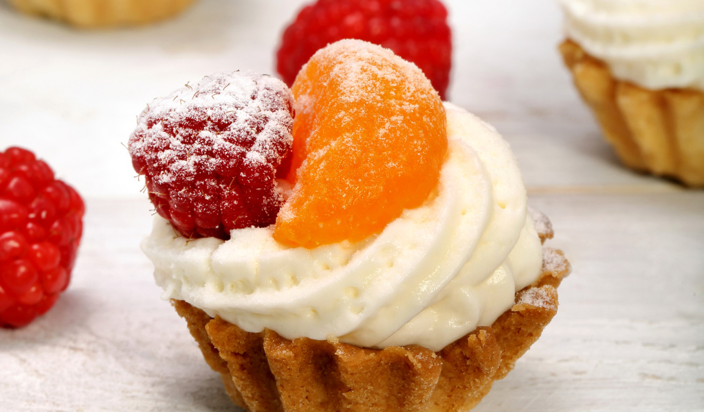 Пирожное со сливками, долькой мандарина и малиной