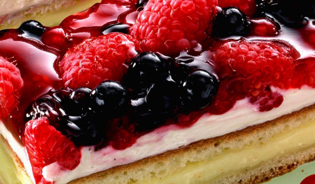 Пирог с суфле и ягодами смородины, малины и клубники