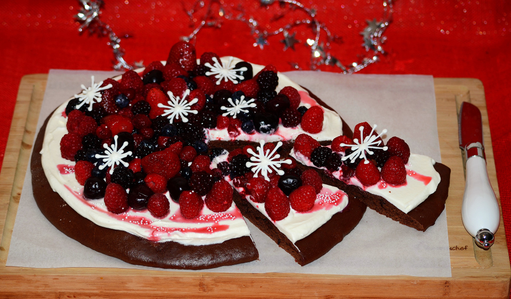 Праздничный пирог с ягодами на деревянной доске